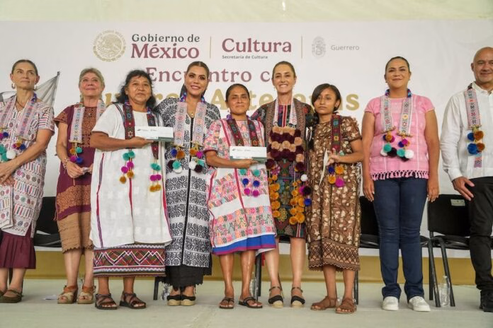 XOCHISTLAHUACA, GUERRERO, 24AGOSTO2025.- Claudia Shienbaum Pardo, Presidenta de México, y Evelyn Salgado, gobernadora de Guerrero, encabezaron una asamblea con mujeres artesanas de Xochistlahuaca. Las anfitrionas recibieron a la mandataria con una limpia para fortalecerla. FOTO: PRESIDENCIA/CUARTOSCURO.COM